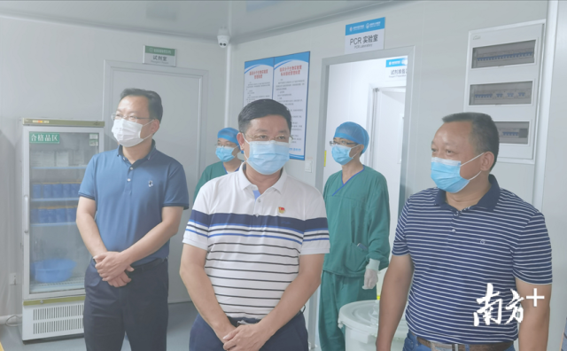 唐慶衛(wèi)在核酸檢測實驗室檢查督導(dǎo)核酸檢測工作。