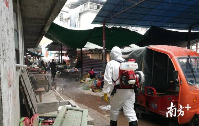 對大路邊鎮(zhèn)農貿市場進行消毒。