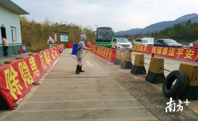 對省交界鳳頭嶺檢測點進行消毒。