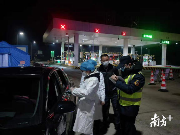醫(yī)務(wù)、交警等人員在防控點(diǎn)24小時值守。