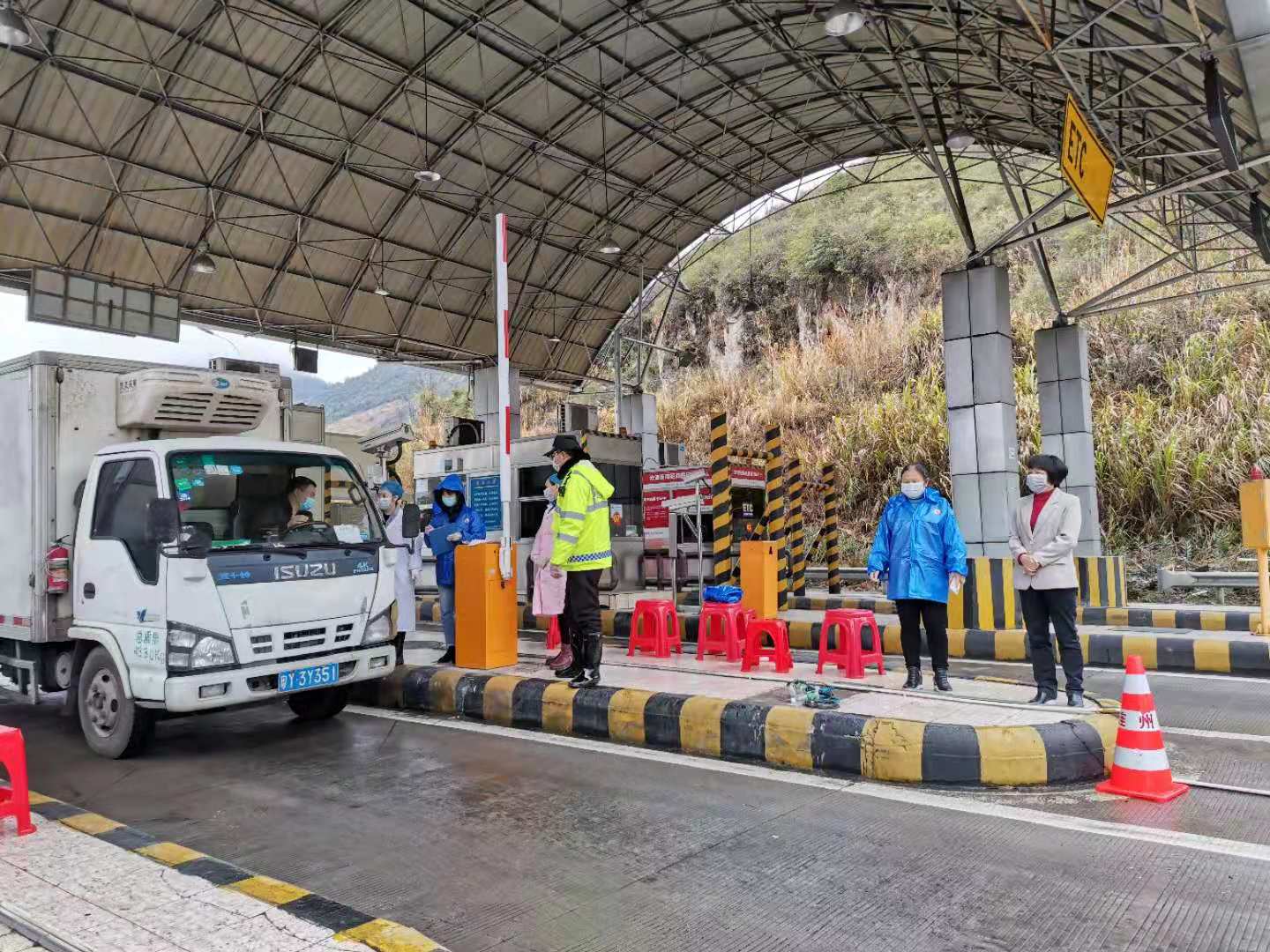 水足塘檢查站：值守人員對(duì)過(guò)往車輛、人員進(jìn)行排查