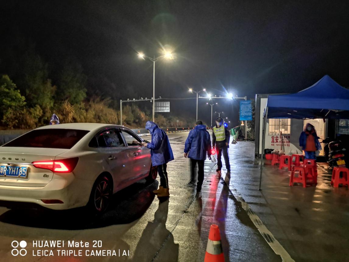 值守人員對(duì)過(guò)往車輛、人員進(jìn)行排查