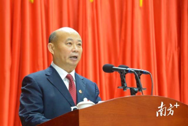 市政協(xié)黨組成員、副主席陳儀寧向大會(huì)報(bào)告五年來提案工作情況。張曉欣 攝