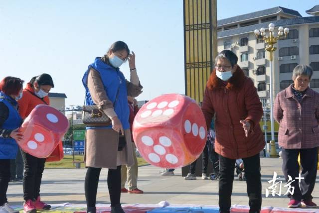 交通安全飛行棋游戲區(qū)。張曉欣 攝