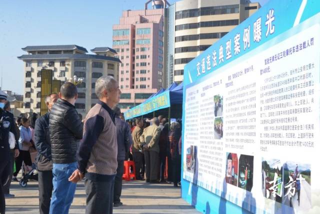 市民參觀交通安全知識(shí)圖片展。張曉欣 攝