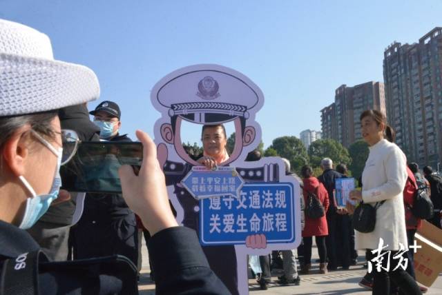 市民留影。張曉欣 攝
