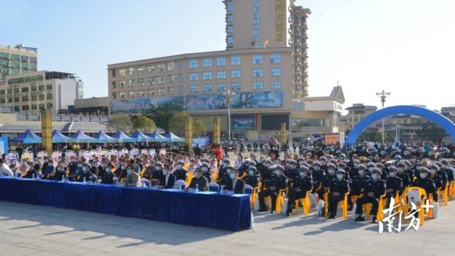 相關(guān)政府機(jī)關(guān)單位、行業(yè)代表、師生代表、市民群眾等參加活動(dòng)。張曉欣 攝