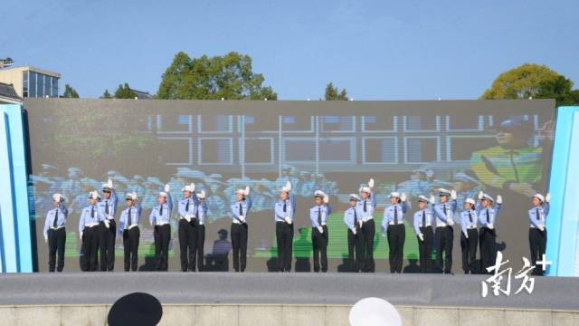 少年交警手勢(shì)操表演。張曉欣 攝