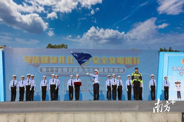 少年交警隊(duì)授旗儀式。廖劍鋒 攝