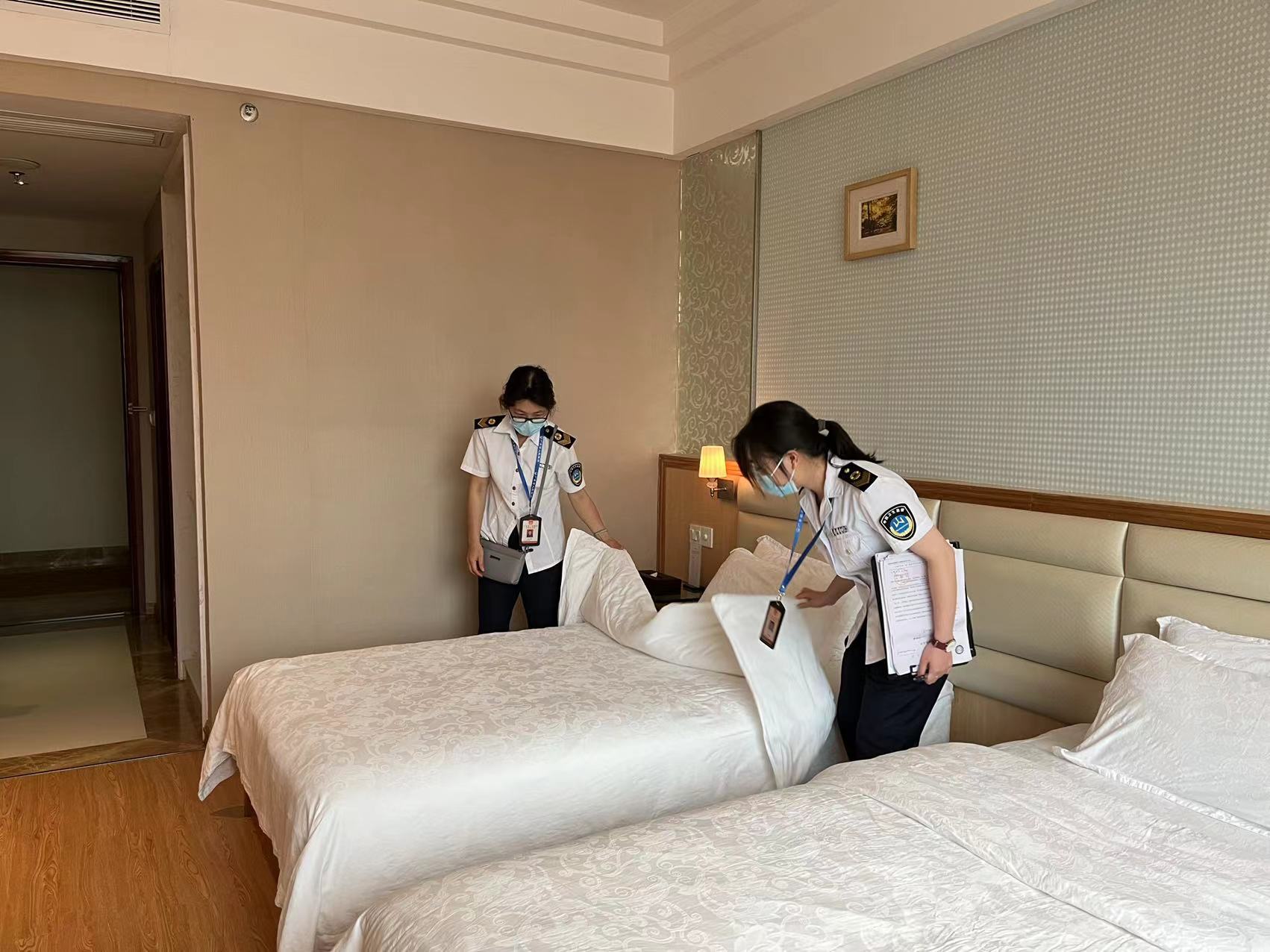連州市衛(wèi)生監(jiān)督所執(zhí)法人員對(duì)公共用品用具清洗、消毒、保潔情況進(jìn)行檢查.jpg