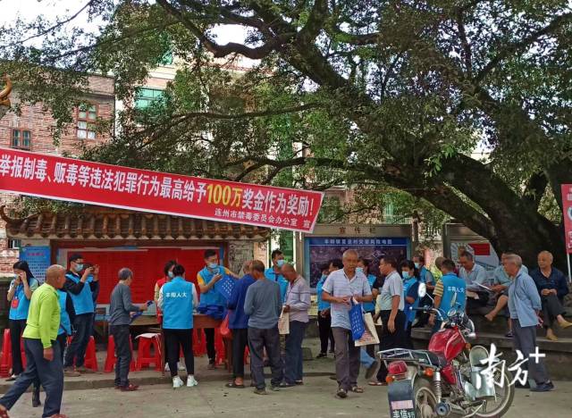 豐陽鎮(zhèn)人大代表在夏湟村的榕樹下舉行“微講堂”，用當(dāng)?shù)胤窖韵蛉罕娭v述毒品危害。通訊員供圖