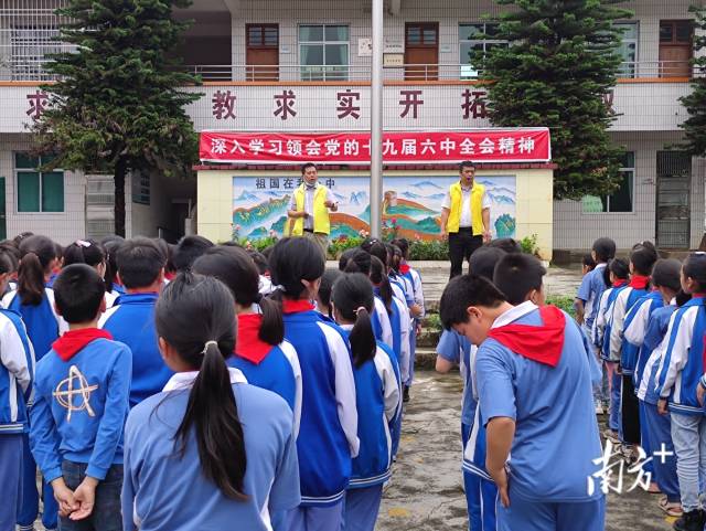 九陂鎮(zhèn)各中小學(xué)校開展未成年人防溺水安全教育宣傳。