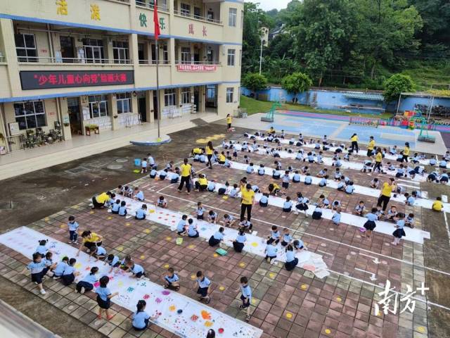 九陂鎮(zhèn)中心幼兒園開(kāi)展“少年兒童心向黨”主題繪畫(huà)大賽。