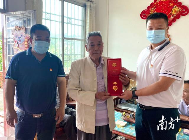 走訪慰問(wèn)老黨員，并送上“光榮在黨50年”紀(jì)念章。