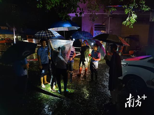 22日凌晨5時(shí)，轉(zhuǎn)移受困群眾。
