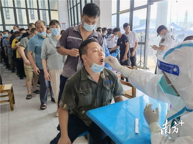 群眾有序排隊開展核酸檢測。