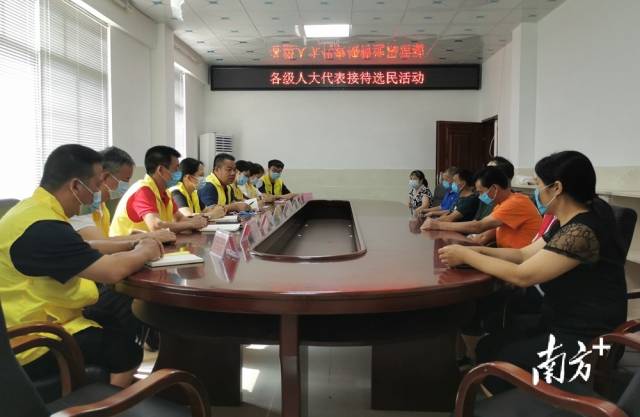 九陂鎮(zhèn)組織各級(jí)人大代表開展統(tǒng)一接待選民日活動(dòng)。