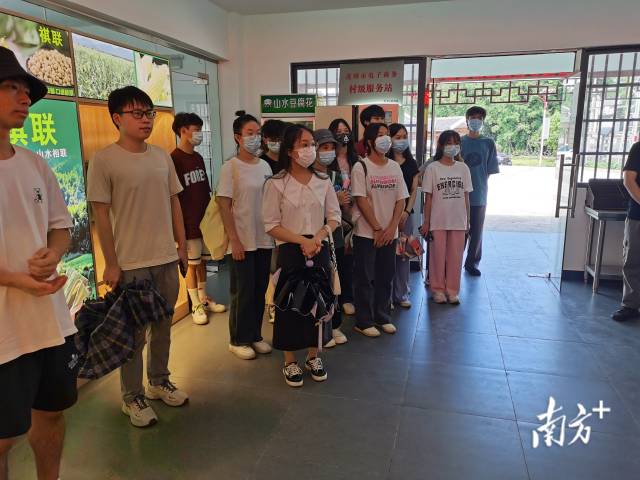 大學(xué)生們實(shí)地參觀了解家鄉(xiāng)經(jīng)濟(jì)發(fā)展。