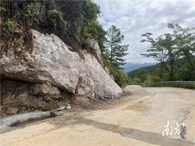 山石被清理后，道路此處的視野變得很是開闊。