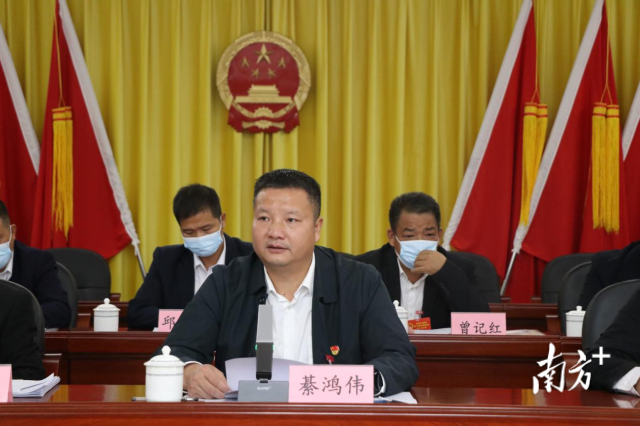 連州市委常委、副市長、九陂鎮(zhèn)黨委書記綦鴻偉作講話。