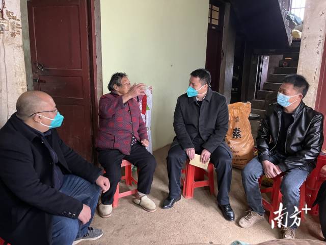 慰問(wèn)老黨員。