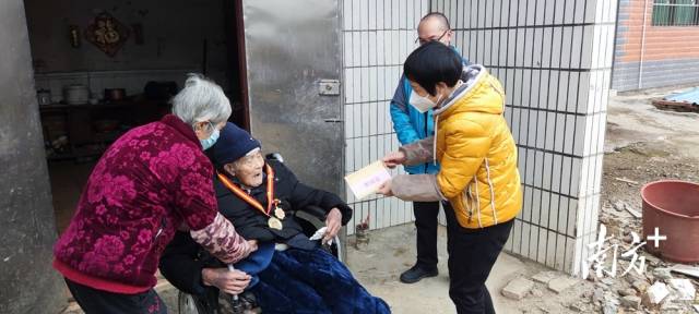 走訪慰問老黨員。