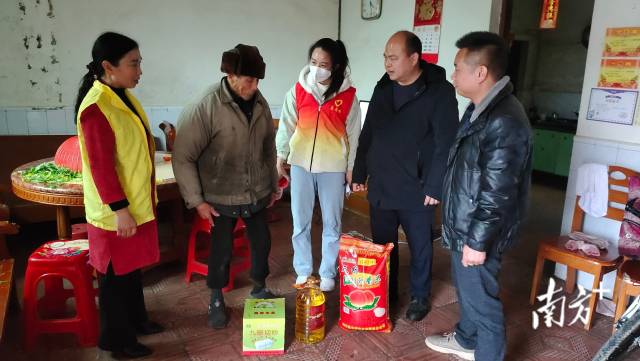 參與走訪慰問送溫暖活動(dòng)。
