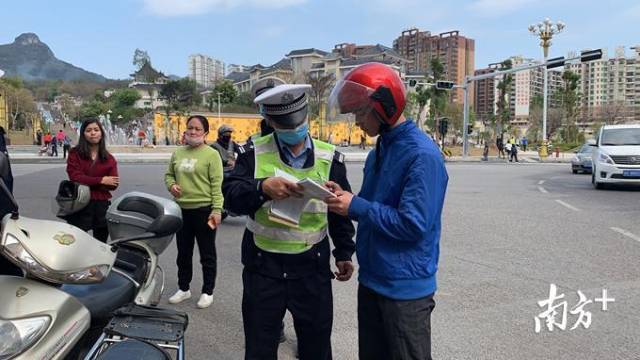 1日，連州交警上路展開專項整治。