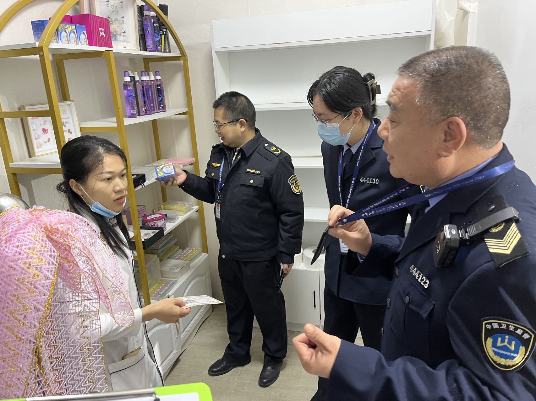 連州市衛(wèi)生健康局聯(lián)合市公安、市場(chǎng)監(jiān)督管理等部門開展打擊非法醫(yī)療美容專項(xiàng)檢查.jpg