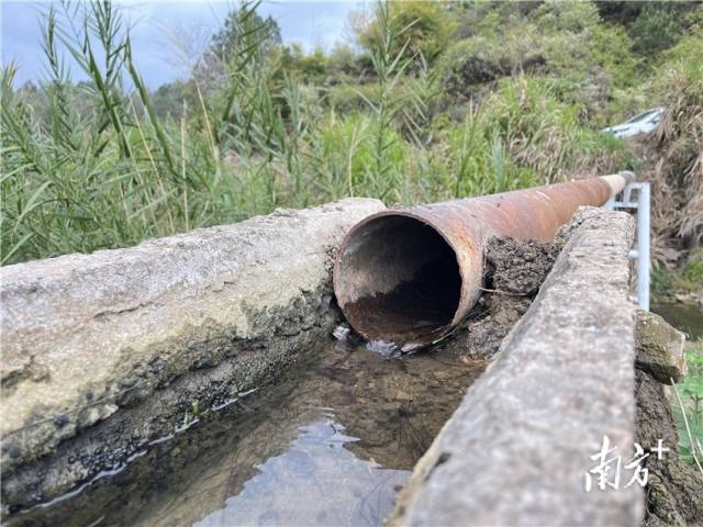 連接兩岸的跨河水渠。