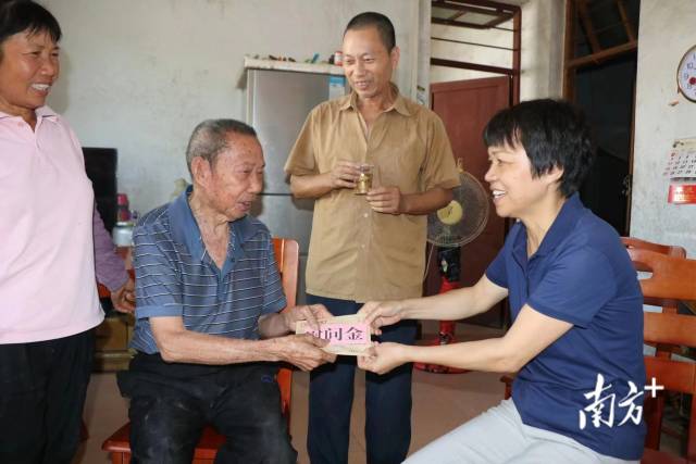 走訪慰問老黨員張臺。