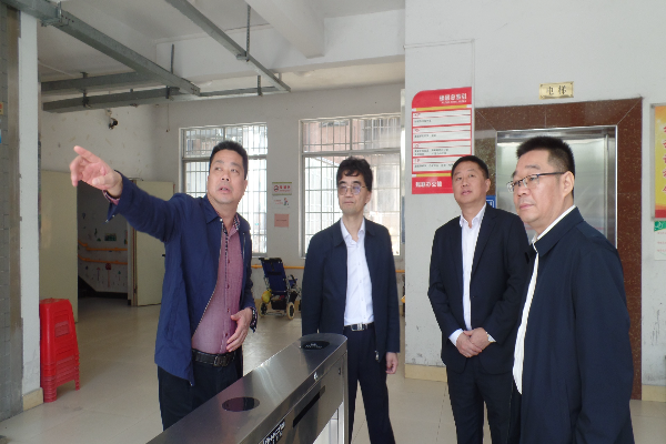 圖為2023年11月28日連州市殘聯(lián)向廣東省殘聯(lián)黨組書記、理事長(zhǎng)陳學(xué)軍（右二）介紹連州市殘疾人服務(wù)設(shè)施情況.JPG