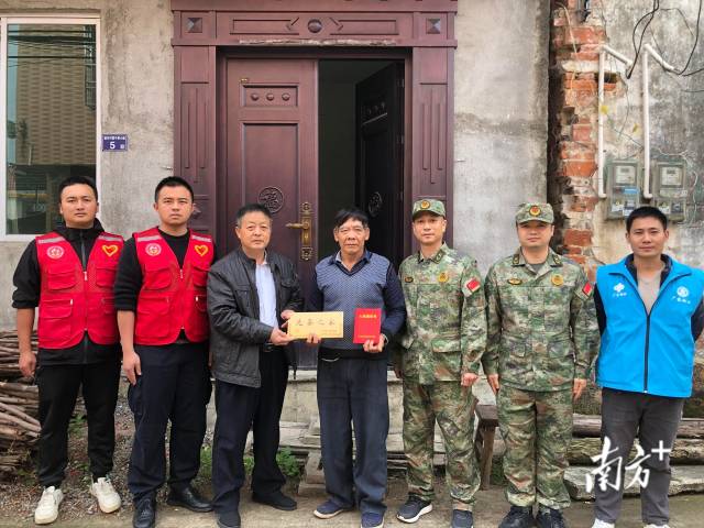 連州九陂鎮(zhèn)把現(xiàn)役軍人父母贍養(yǎng)政策送到新兵家中。