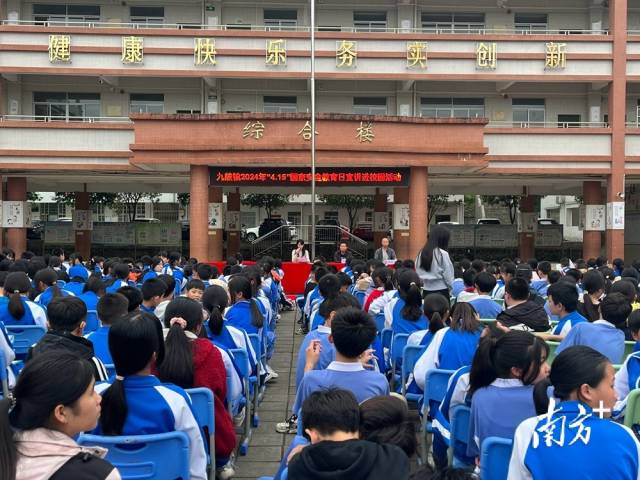 進校園宣講。