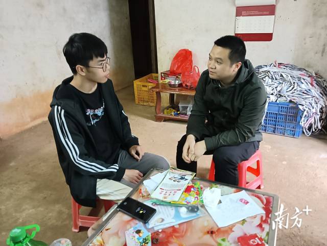 上門指導(dǎo)兵役登記。