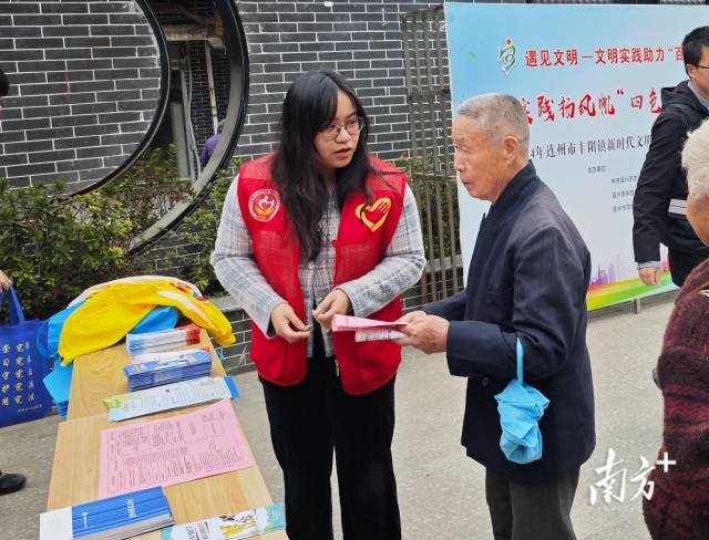 大學(xué)生積極參與村中各項工作，服務(wù)群眾近2000人次。