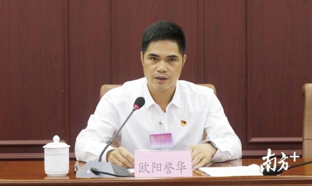 連州市委常委、市紀(jì)委書(shū)記、市監(jiān)委主任歐陽(yáng)譽(yù)華代表市紀(jì)委常委會(huì)作工作報(bào)告。段燦 攝
